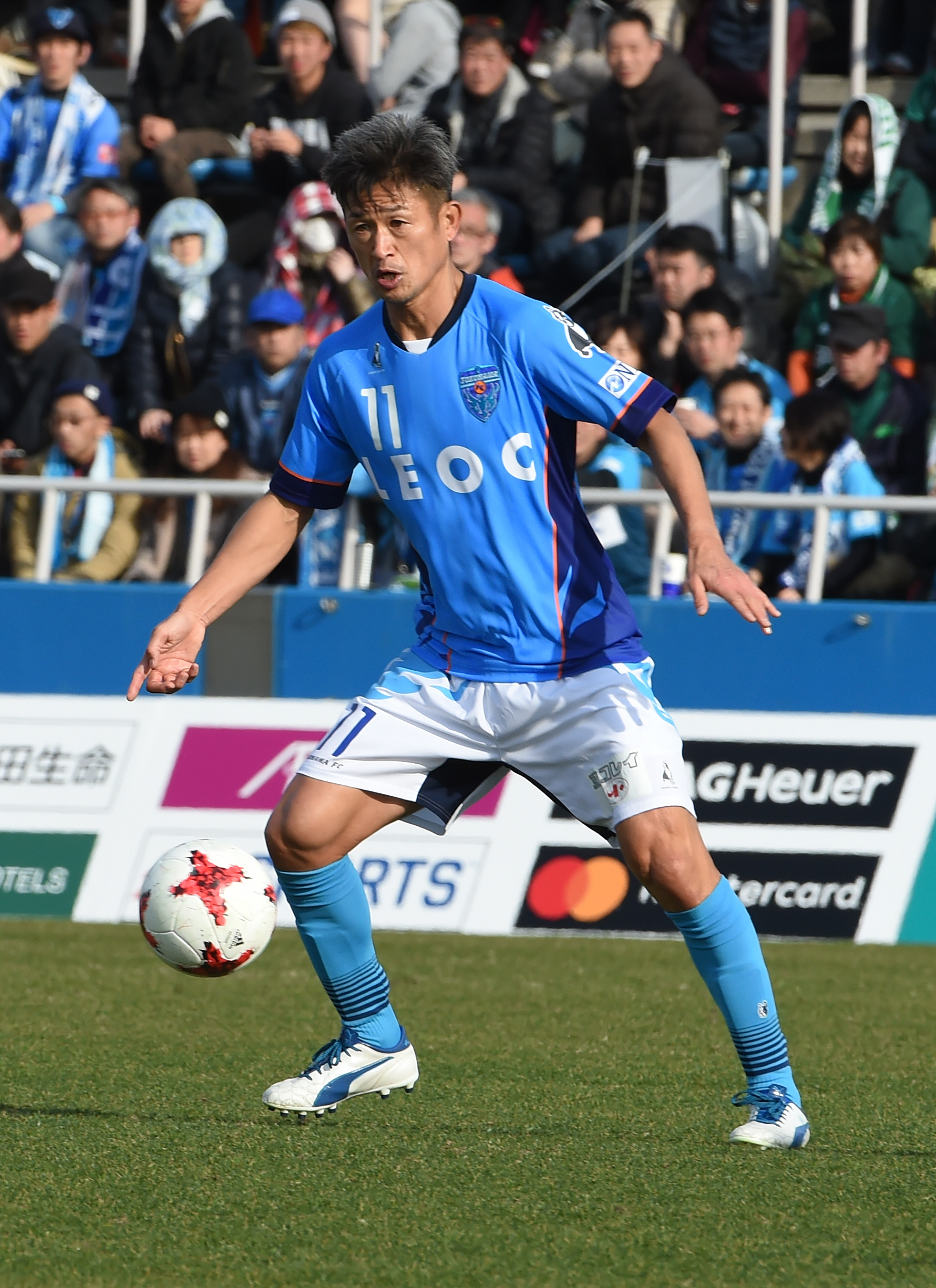 Huyền thoại Kazuyoshi Miura trong trận gặp Matsumoto Yamaga ngày 26-2. Ảnh: AFP