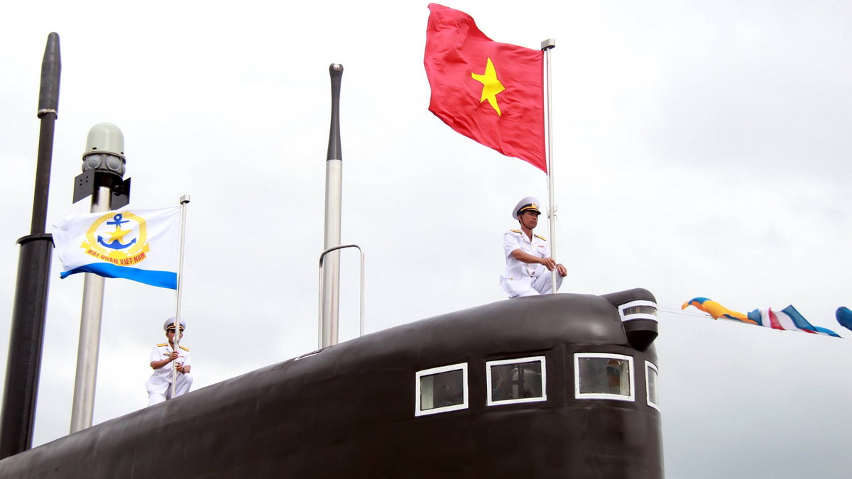 các sĩ quan chiến sĩ đã thực hiện xong lễ thượng cờ trên tàu ngầm Bà Rịa - Vũng Tàu - Ảnh: Trung Tân