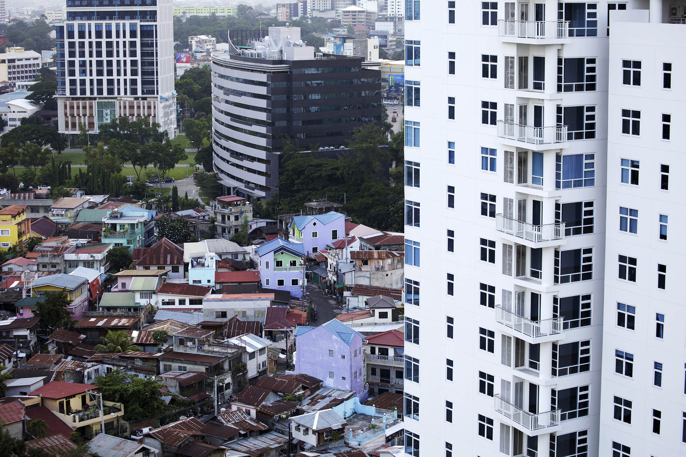 Một khu nhà ổ chuột bên cạnh cao ốc ở Cebu, Philippines - ảnh: Kuni Takahashi/Bloomberg