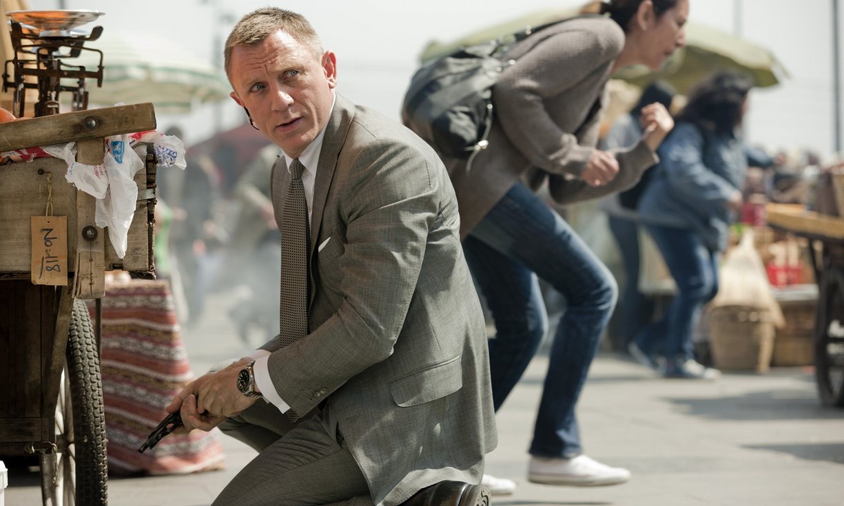 Diễn viên Daniel Craig trong phim về chàng điệp viên James Bond. Ở ngoài đời anh này sẽ không bao giờ làm được điệp viên - ảnh: Allstar/SONY PICTURES