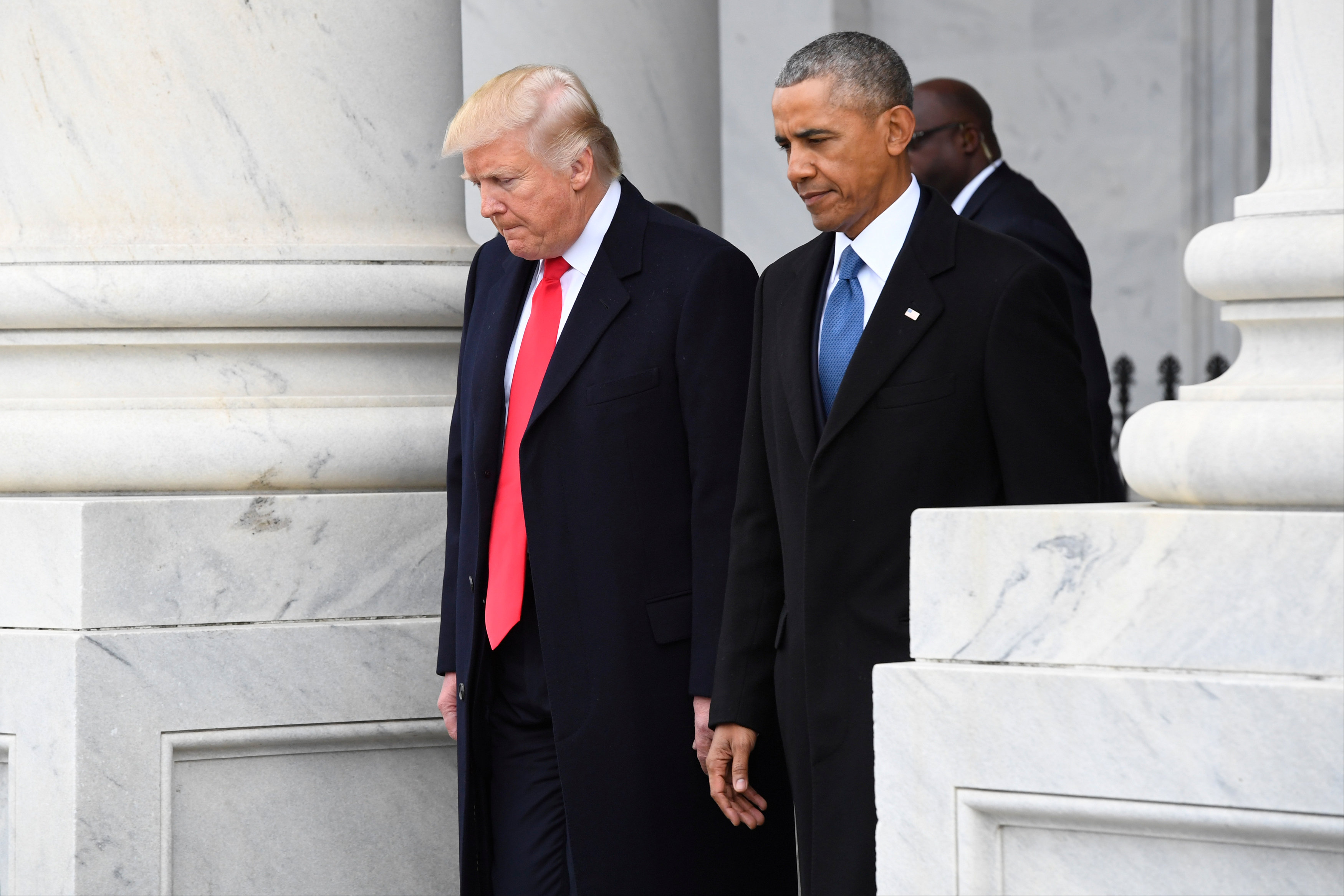 Ông Trump (trái) đứng cạnh ông Obama trong lễ tuyên thệ tổng thống Mỹ tại Nhà Trắng ngày 20-1 - Ảnh: REUTERS