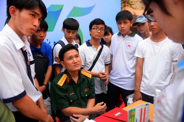Đại úy Trần Văn Mạnh - Trưởng ban tuyển sinh Trường sĩ quan công binh trả lời các câu hỏi của học sinh  - Ảnh: Hữu Khoa