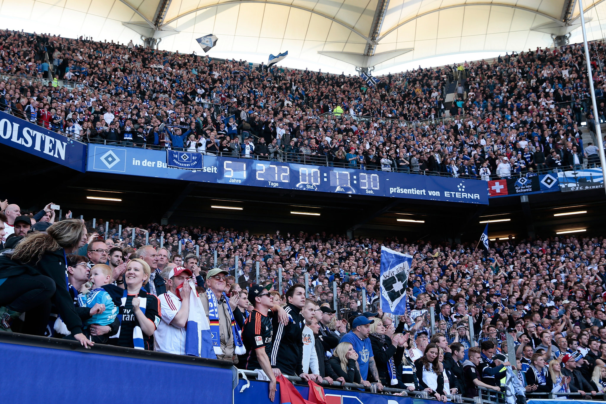 Khán đài sân của Hamburg vẫn luôn chật cứng người bất chấp phong độ kém của đội bóng trong mùa giải này. Ảnh: NYT