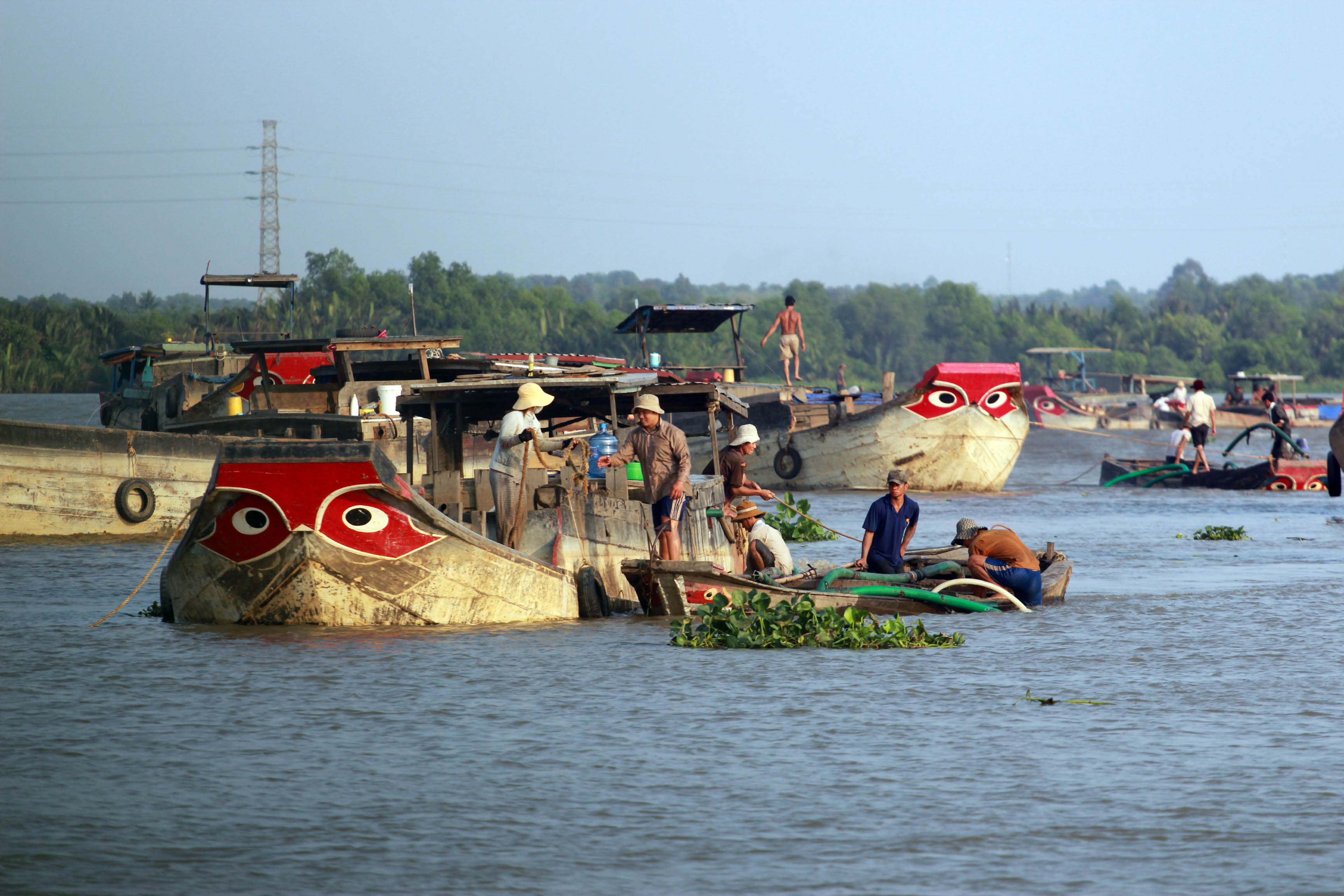 Khai thác cát trái phép trên sông Đồng Nai đoạn qua phường Long Phước, quận 9, TP.HCM
