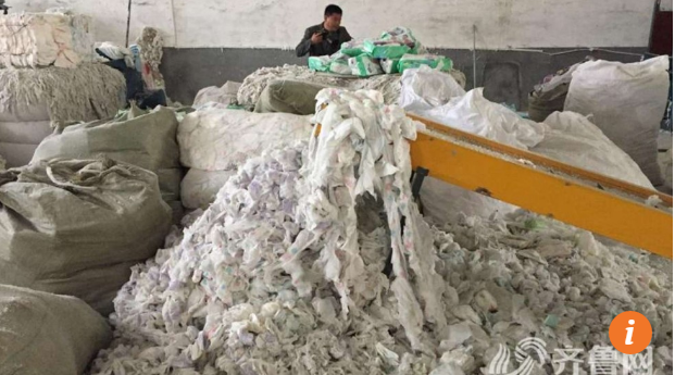 Cảnh bên trong nhà máy tái chế tã đã qua sử dụng ở Trung Quốc - ảnh: SCMP