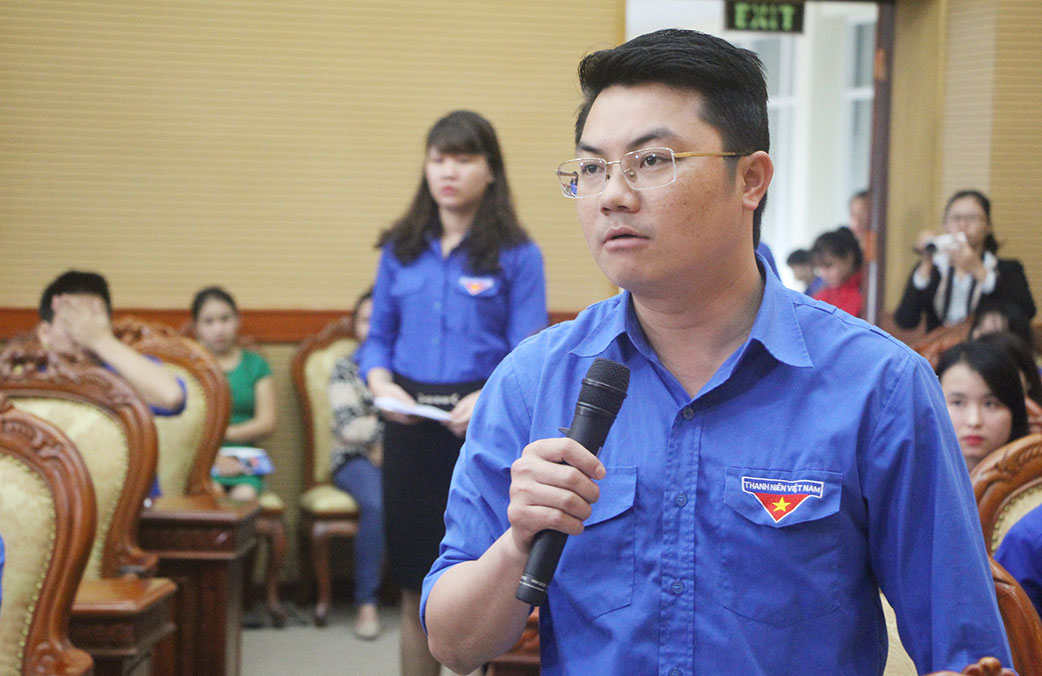 Anh Phan Văn Cảnh - Bí thư huyện Đoàn Nam Đàn (Nghệ An) băn khoăn trước thực trạng cử nhân giấu bằng đại học, cao đẳng đi làm công nhân - Ảnh: DOÃN HÒA