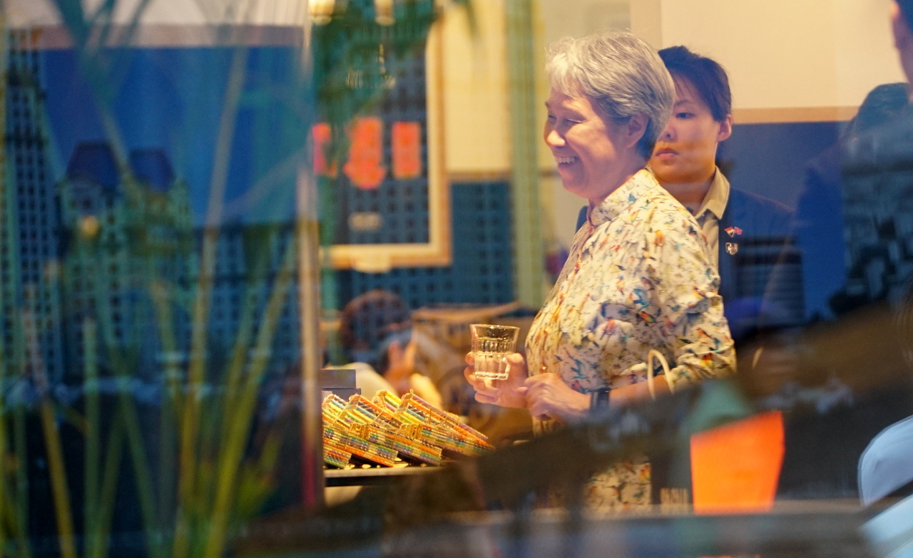 Bà Hà Tinh phu nhân Thủ tướng Singapore đi mua cà phê, sô cô la tại một quán cà phê trên đường Calmete, Q.1, TP.HCM - Ảnh: THUẬN THẮNG