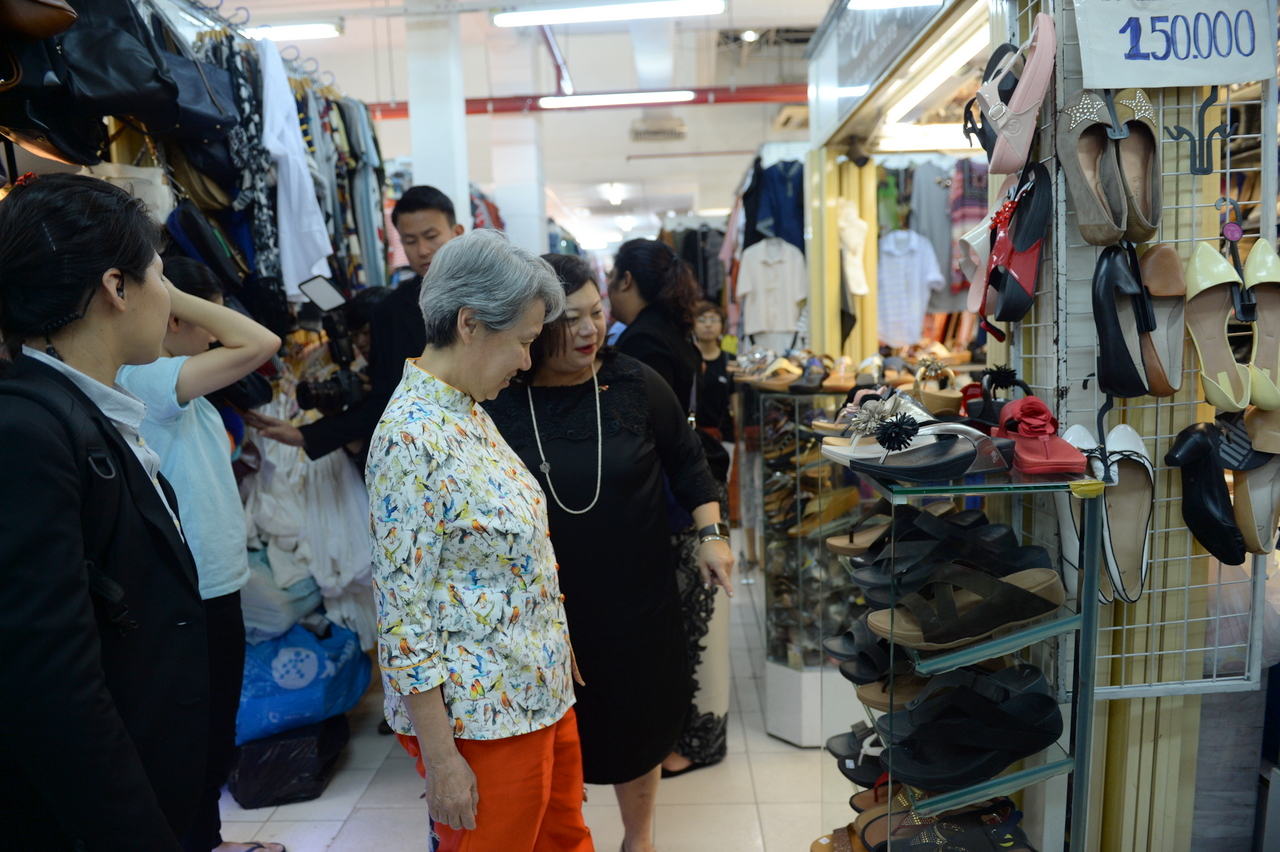 Bà Hà Tinh cùng một vài thành viên trong đoàn đi xem đồ tại trung tâm mua sắm bình dân Sài Gòn Square - Ảnh: THUẬN THẮNG