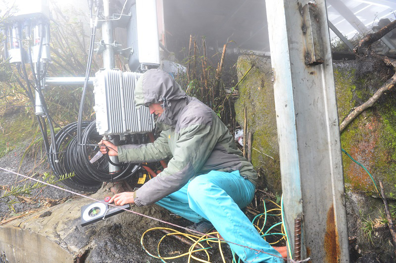 Kỹ thuật viên Viettel dầm mình trong sương và điều kiện khắc nghiệt để phủ 4G trên đỉnh Phanxipăng