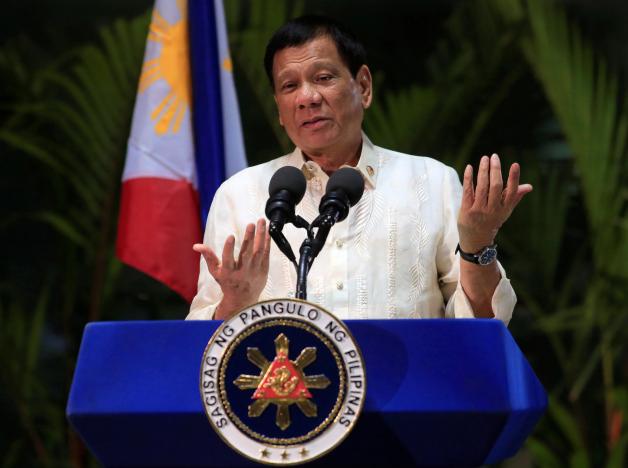 Tổng thống Philippines Rodrigo Duterte trong buổi họp báo ngày 23-3 - Ảnh: REUTERS