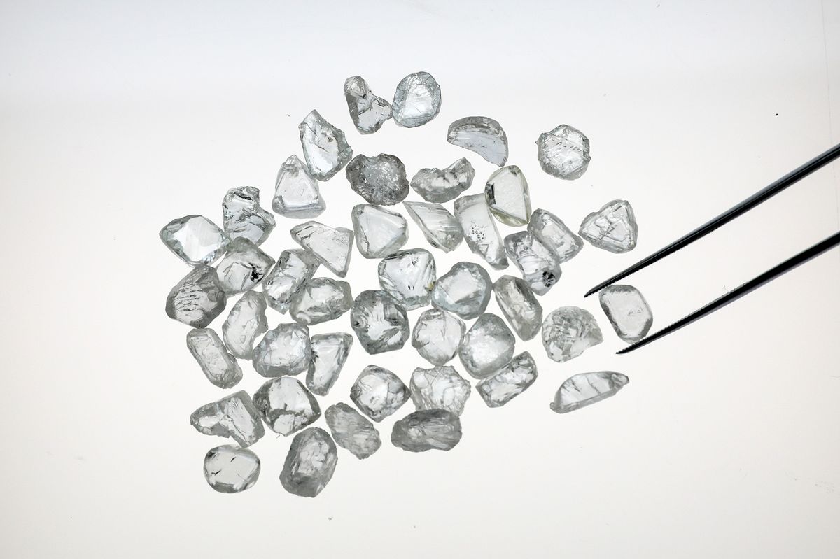 De Beers khai thác 27,3 triệu carat kim cương trong năm ngoái và có doanh số 6,1 tỉ USD. Các mỏ của họ nằm ở Botswana, Nam Phi, Canada, Namibia... - ảnh: Simon Dawson/Bloomberg