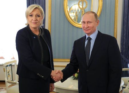 Tổng thống Putin (phải) bắt tay nữ ứng viên tổng thống Pháp Le Pen tại Moscow - Ảnh: Reuters