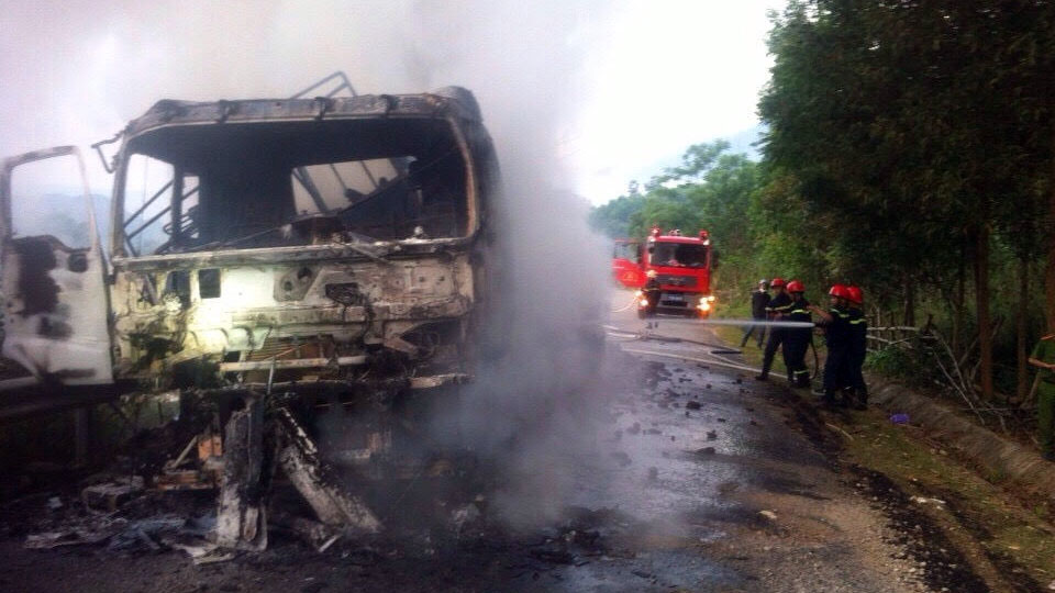 Lực lượng phòng cháy chữa cháy ứng cứu xe tải - Ảnh: Võ Minh