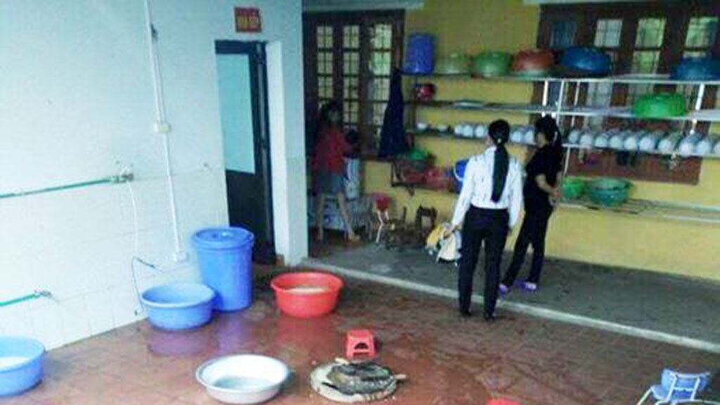 Các cô giáo dọa thả cháu Nguyễn Gia Huy vào thùng nhổ lông gà ở khu nhà bếp của Trường mầm non xã Xuân Giao (Bảo Thắng- Lào Cai) - Ảnh: HỒNG THẢO