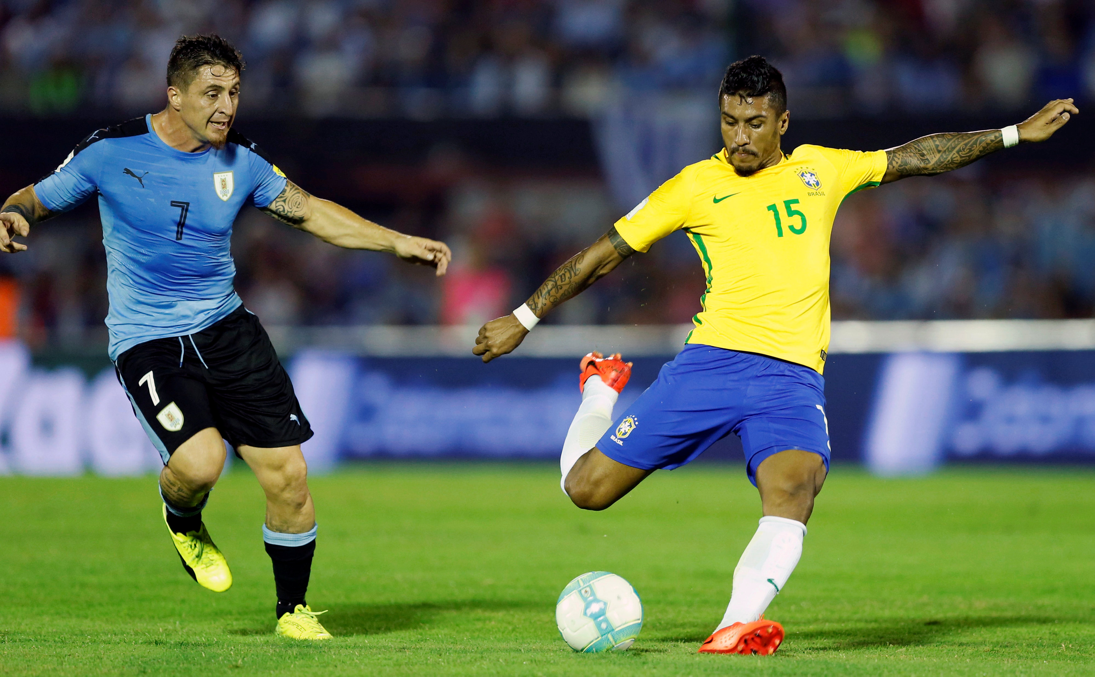 Paulinho (phải) trong tình huống sút xa tuyệt đẹp cân bằng tỷ số cho Brazil. Ảnh: REUTERS