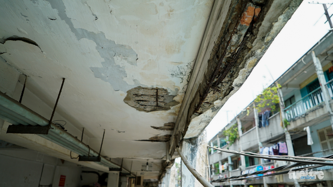 Các mảng tường ở chung cư Ấn Quang, Q.10 đang bong tróc hàng loạt, lòi kết cấu sắt đang bị ăn mòn - Ảnh: THUẬN THẮNG