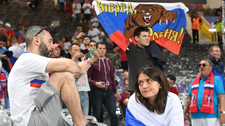 Các CĐV buồn bã ở Euro 2016. Ảnh: AP