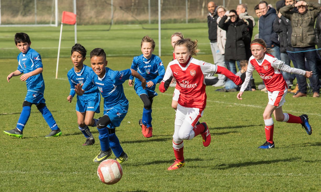 Các cô bé của Arsenal quyết đấu những chú nhóc đến từ AC Finchley. Ảnh: THE GUARDIAN