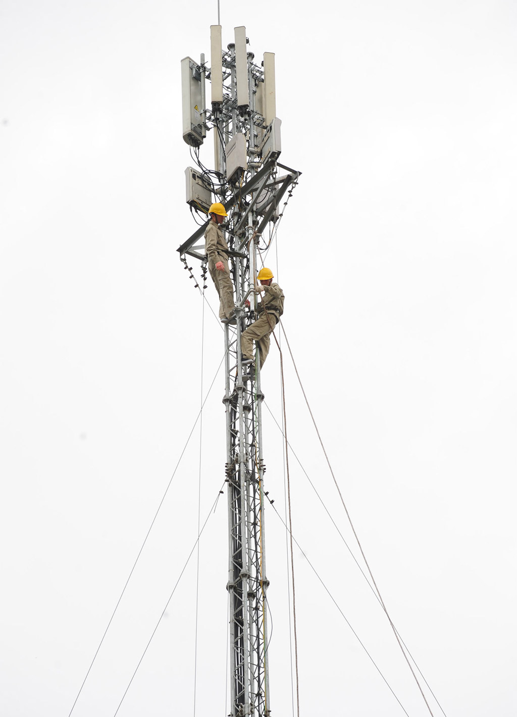Triển khai lắp đặt thiết bị phát sóng 4G tại trạm