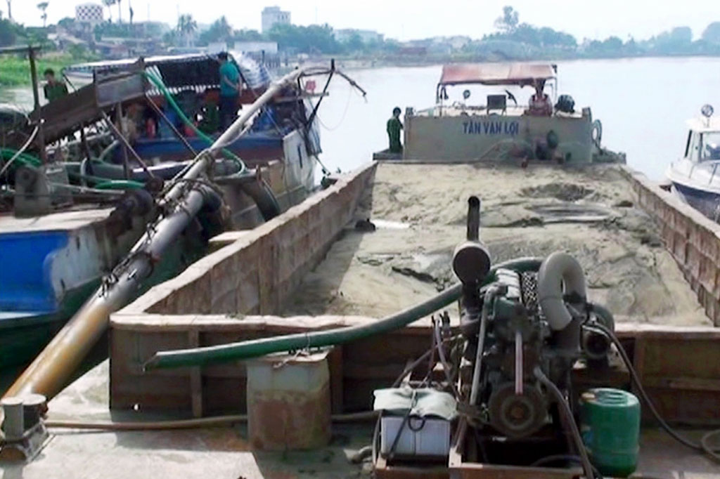 Lực lượng chức năng quả tang 2 phương tiện khai thác cát trái phép trên sông Đồng Nai, đoạn thuộc địa phận xã Tam Phước, TP.Biên Hòa vào rạng sáng 24-2 - Ảnh: A LỘC