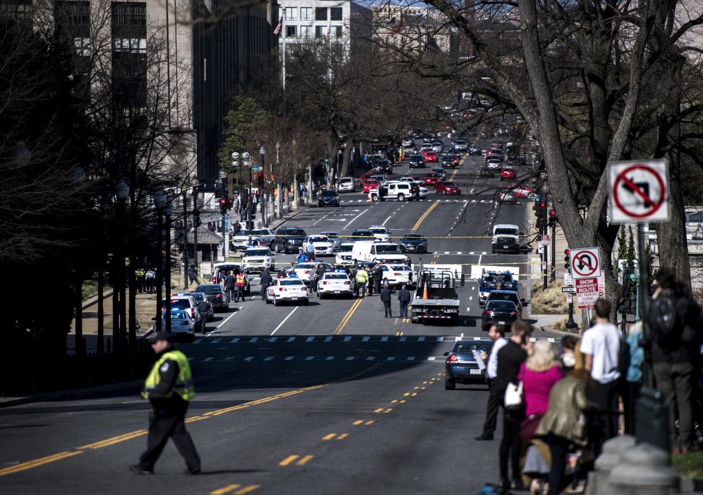 Cảnh sát Mỹ bao vây một chiếc xe ở Đồi Capital sáng 29-3 - ảnh: Washington Post