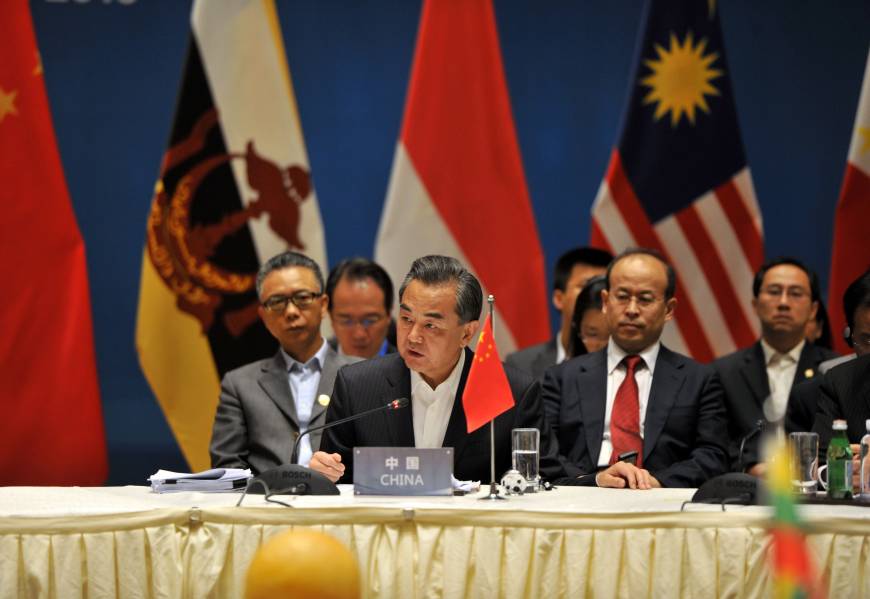 Ngoại trưởng Trung Quốc Vương Nghị (trước) và các ngoại trưởng ASEAN tại một cuộc họp năm 2016 - Ảnh: AFP