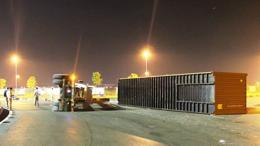 Vụ lật xe container vào khuya 1-4  - Ảnh: TÂM ĐỨC