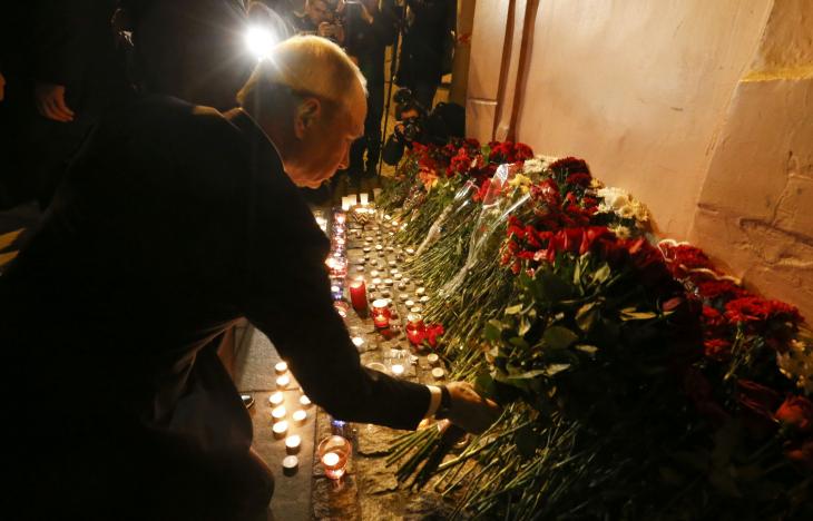 Tổng thống Nga Vladimir Putin đặt hoa tưởng niệm bên ngoài ga Tekhnologichesky Institut (St. Petersburg), nơi diễn ra vụ nổ làm chết nhiều người vừa qua - Ảnh: Reuters
