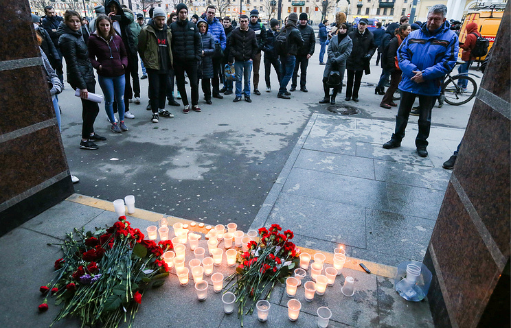 Người dân Nga tưởng niệm các nạn nhân trong vụ khủng bố tàu điện ngầm ngày 3-4 ở thành phố St. Petersburg - ảnh: TASS