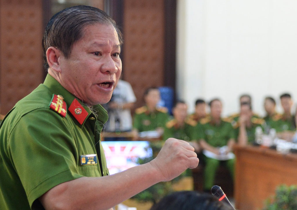 Đại tá Lê Tấn Bữu, giám đốc Cảnh sát Phòng cháy và chữa cháy TP.HCM báo cáo tình hình cháy nổ địa bàn TP.HCM - Ảnh: TỰ TRUNG