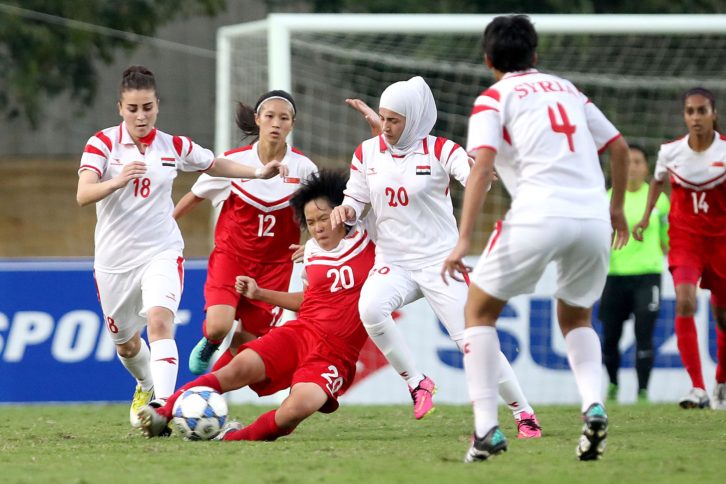Các cầu thủ nữ Syria (áo trắng) trong trận thua Singapore 0-1 hôm 3-4. Ảnh: NAM KHÁNH