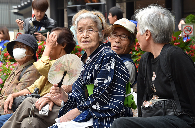 Người cao tuổi ngồi nghỉ ngơi trong một ngôi đền tại Nhật Bản - ảnh: AFP