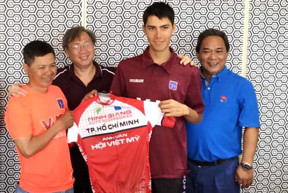 Đội VUS TP.HCM với tay đua Ariya Phounsavath (thứ 2 từ phải sang). Ảnh: V.N