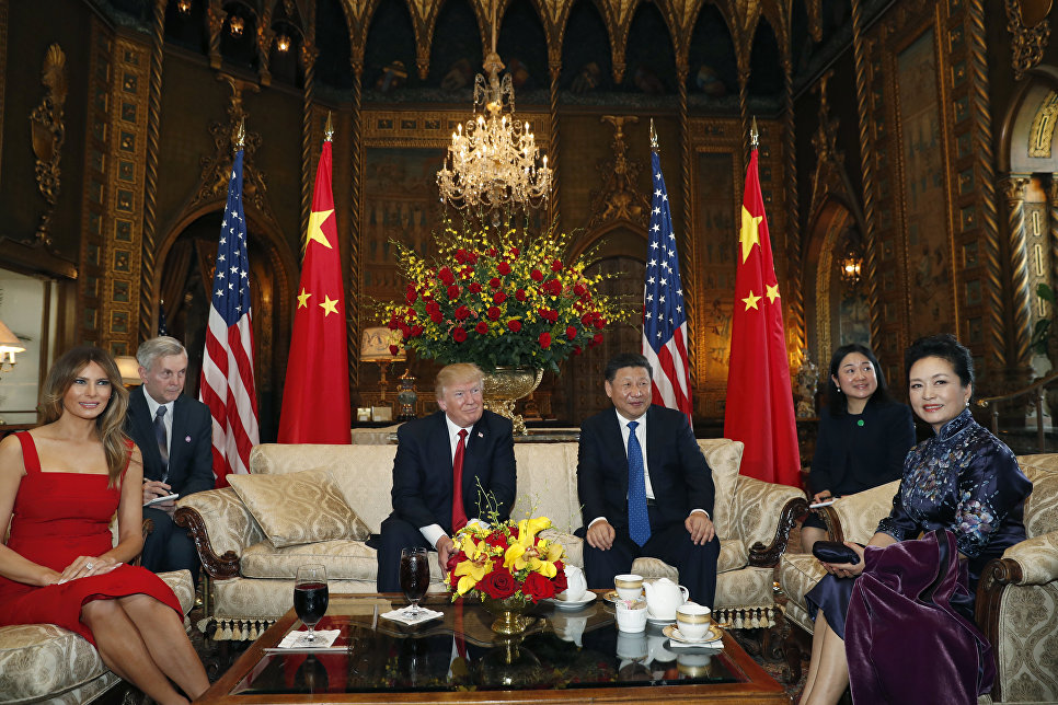 Tổng thống Donald Trump hội đàm cùng Chủ tịch Trung Quốc Tập Cận Bình ngày 6-5 tại Mar-a-Lago - ảnh: AP