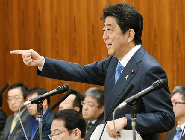 Thủ tướng Nhật Bản Shinzo Abe phát biểu trong một phiên họp Thượng viện tại Quốc hội Nhật bản ở Tokyo - Ảnh: Reuters