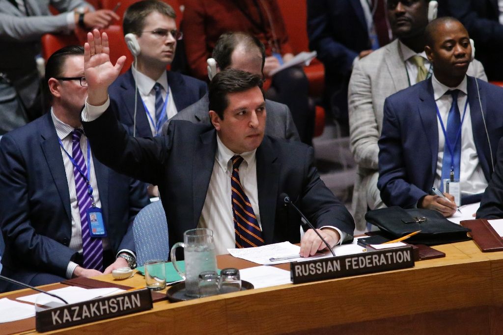 Đại sứ Nga tại Liên Hiệp Quốc Safronkov giơ tay bỏ phiếu chống bản dự thảo nghị quyết Liên Hiệp Quốc - Ảnh: AFP