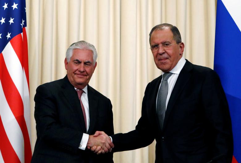 Ngoại trưởng Mỹ Rex Tillerson (trái) bắt tay Ngoại trưởng Nga Sergei Lavrov trong buổi họp báo chung ngày 12-4 - Ảnh: Reuters