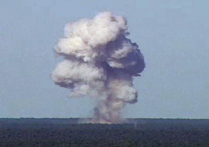 Hình ảnh khói bốc lên từ vụ nổ của bom MOAB trong một lần thử nghiệm tại căn cứ không quân Elgin, bang Florida, Mỹ năm 2003 - Ảnh: Reuters