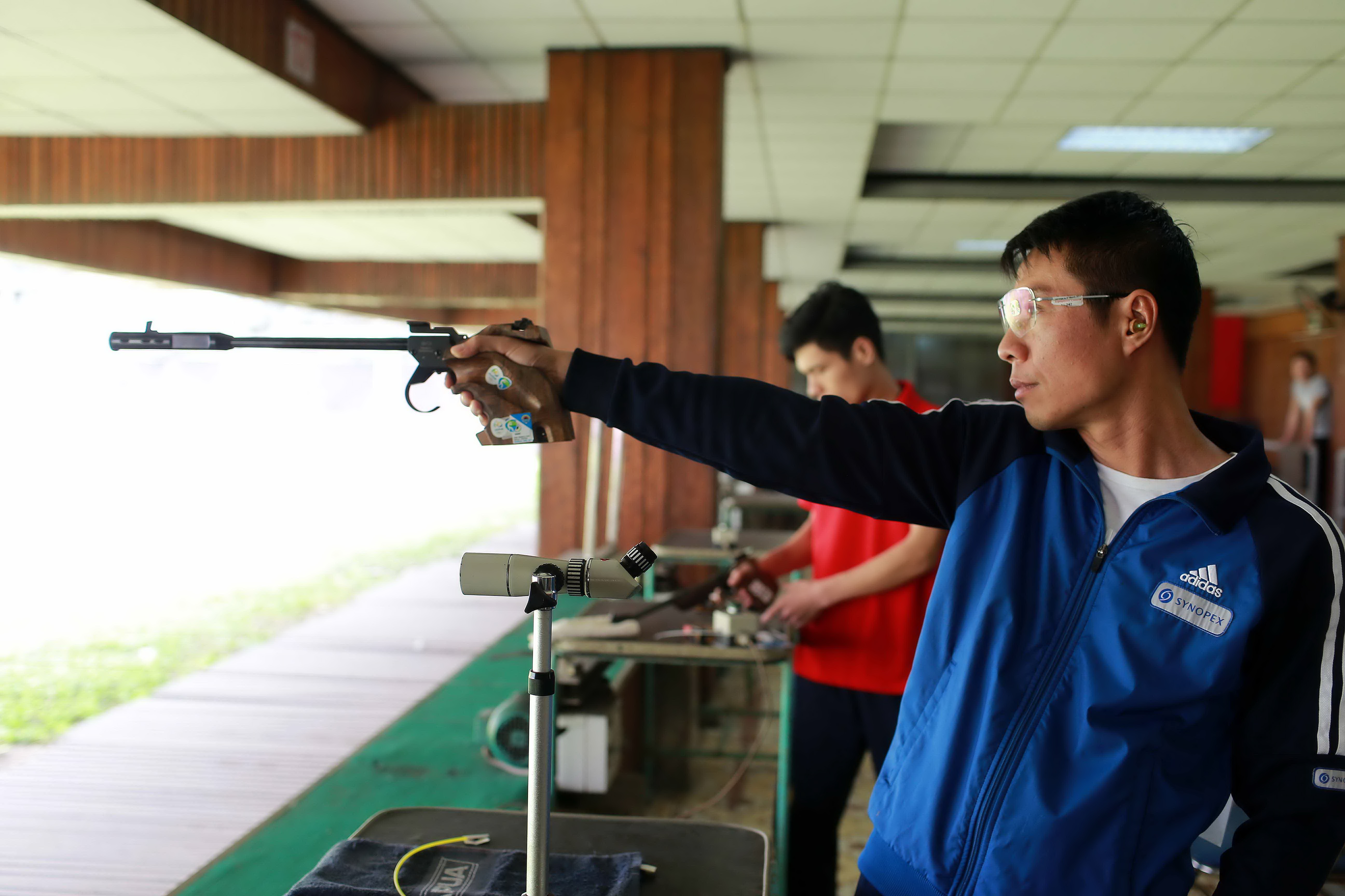 Xạ thủ Trần Quốc Cường thi đấu tại Cúp bắn súng quốc gia 2017 - giải đấu mà nhiều đơn vị phải đi vay mượn đạn cho VĐV thi đấu. Ảnh: NAM KHÁNH