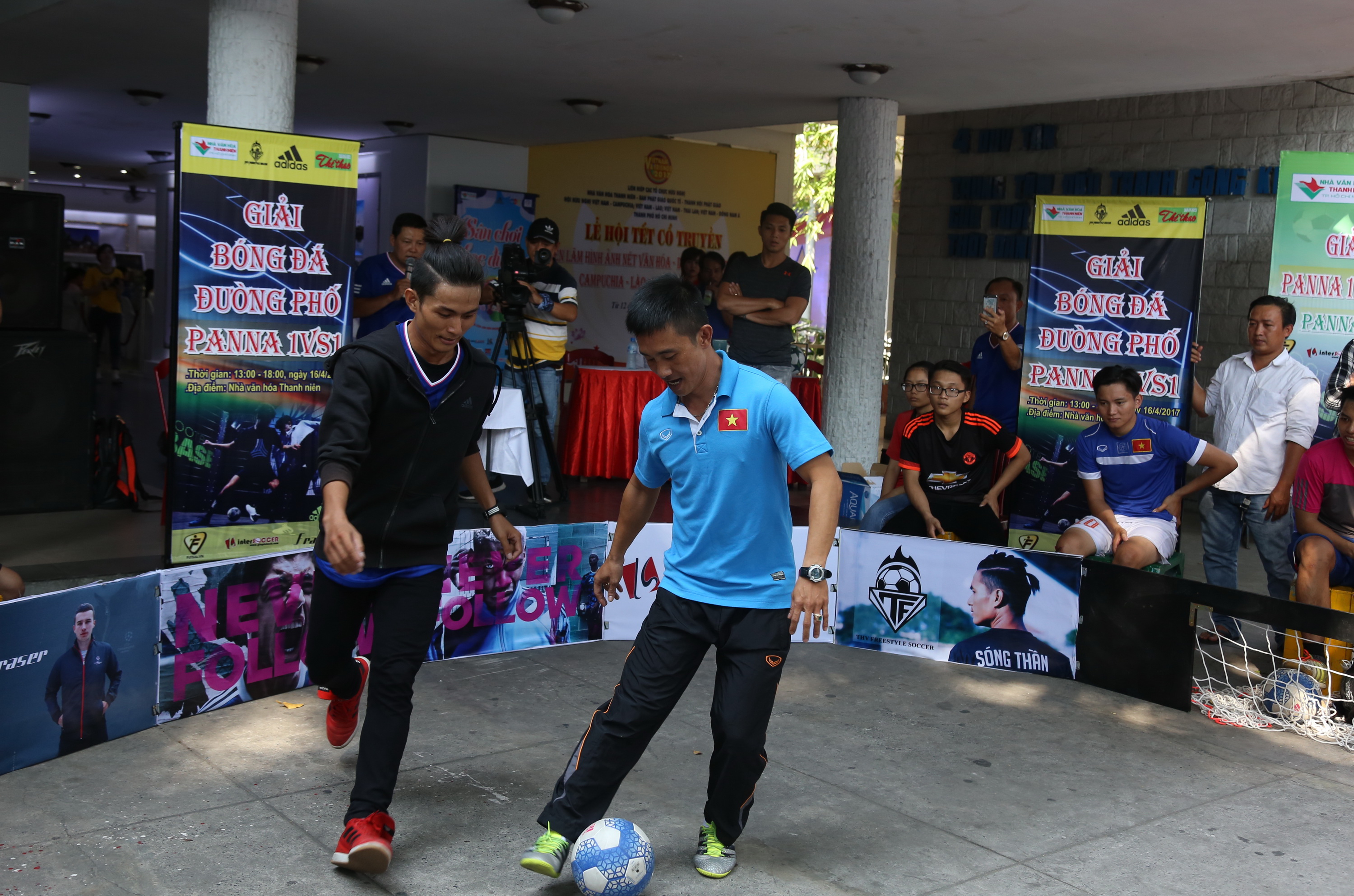 HLV futsal Trương Quốc Tuấn (phải) đối đầu cầu thủ bóng đá đường phố Phạm Trọng Thy Ảnh: H.Đ