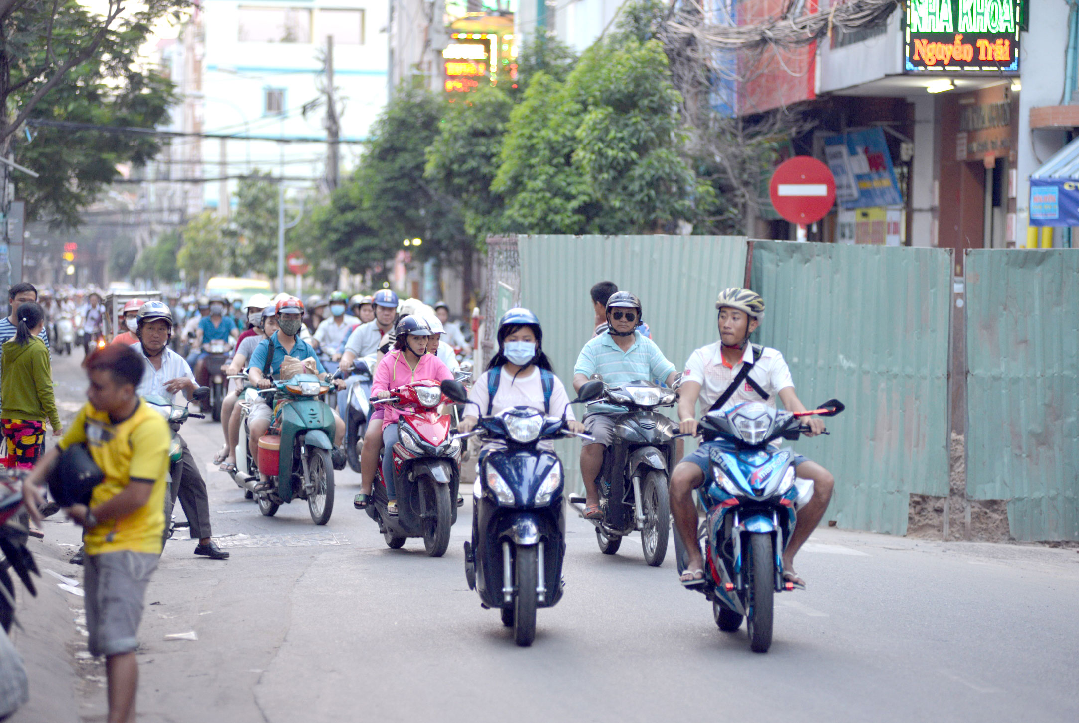 Một lô cốt chiếm hơn nửa lòng đường Nguyễn Trãi, quận 5 - Ảnh: LÊ PHAN