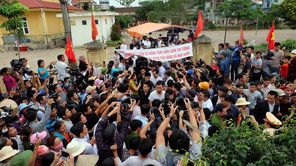 Các chiến sĩ CSCĐ, cán bộ được người dân Đồng Tâm thả sau cam kết của chủ tịch Nguyễn Đức Chung - Ảnh: Xuân Long