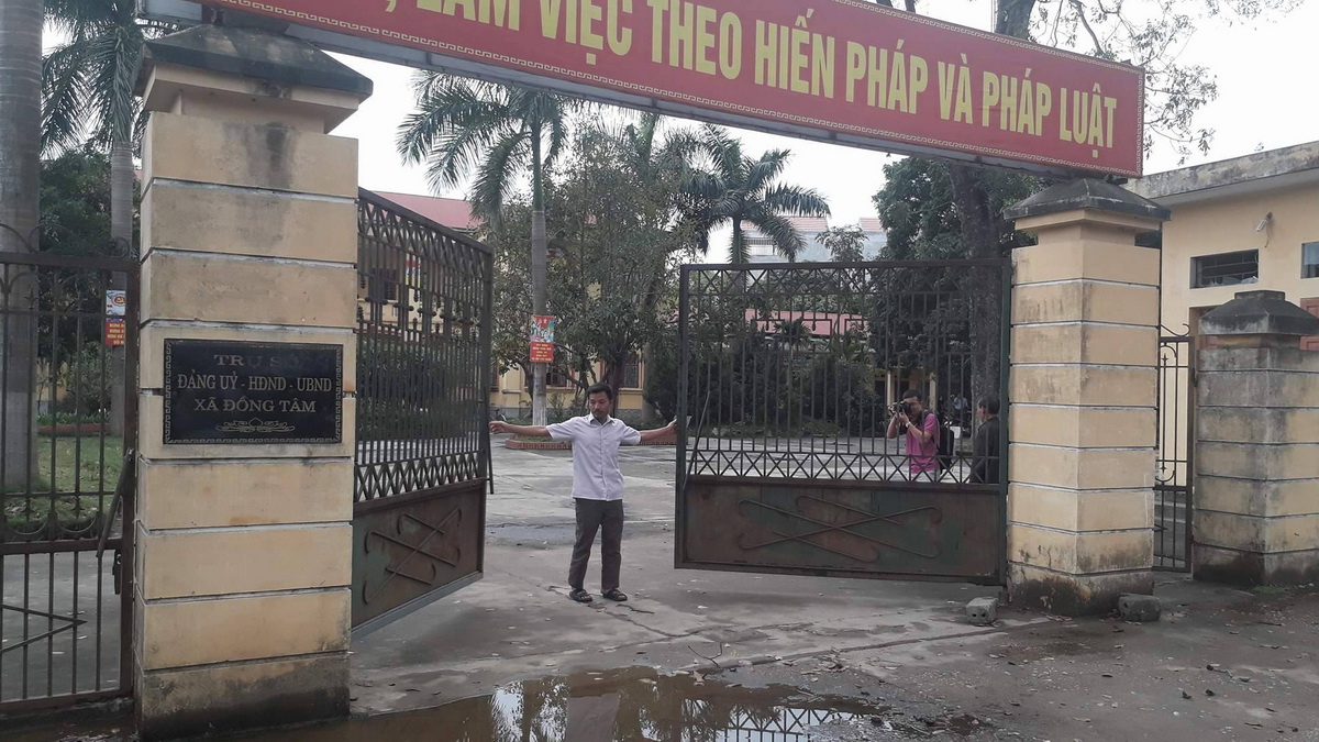 UBND xã Đồng Tâm mở cửa trụ sở đón đoàn công tác của ông Nguyễn Đức Chung - Ảnh: Dương Liễu