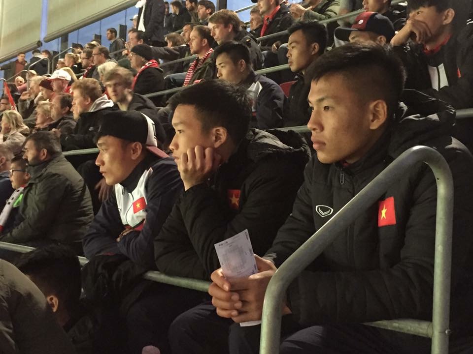 Các cầu thủ U-20 cng2 ban huấn luyện đi xem một trận đấu ở Giải vô địch Đức hôm 21-4. Ảnh: TUẤN ĐOÀN