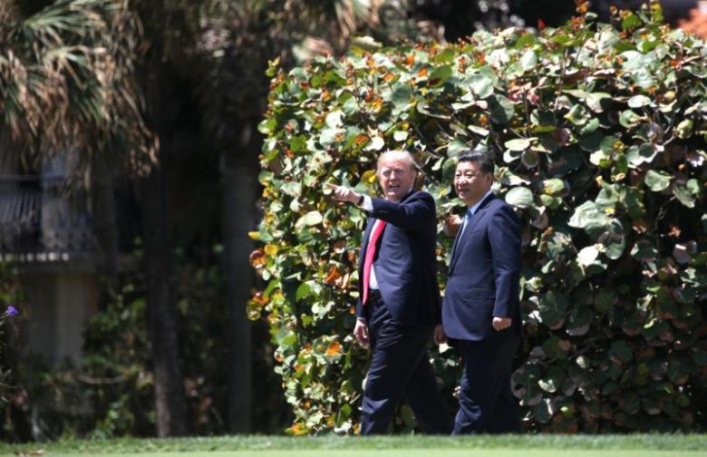 Tổng thống Mỹ Donald Trump (trái) và Chủ tịch Trung Quốc Tập Cận Bình tại khu nghỉ mát Mar-a-Lago, bang Florida (Mỹ) ngày 7-4 - Ảnh: Reuters