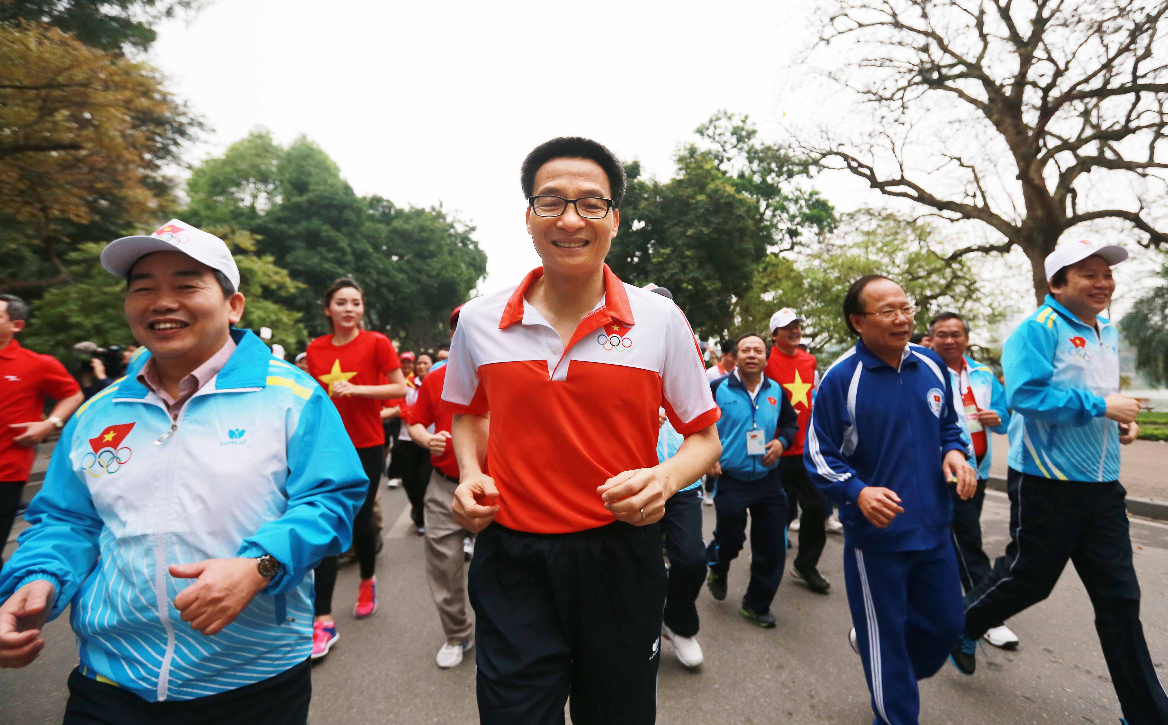 Phó thủ tướng Vũ Đức Đam tham gia ngày chạy Olympic vì sức khỏe toàn dân tại bờ hồ Hoàn Kiếm (Hà Nội). Ảnh: NAM KHÁNH