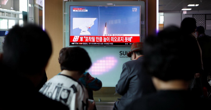 Người dân Hàn Quốc theo dõi tin tức về vụ phóng tên lửa thất bại của Triều Tiên ngày 16-4 tại Seoul - Ảnh: Reuters