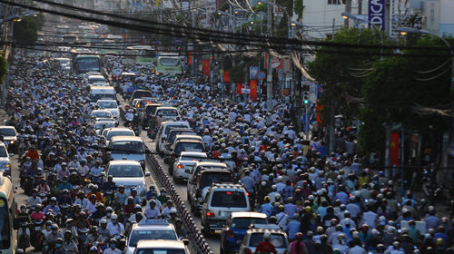 Xe máy, ô tô, xe buýt... chen chúc nhau trên đường Bạch Đằng, Q. Tân Bình, TP.HCM - Ảnh: Thuận Thắng