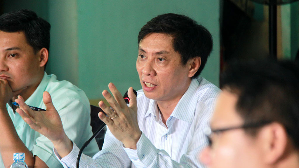 Ông Lê Đức Vinh (giữa) - chủ tịch UBND tỉnh Khánh Hòa đối thoại với người dân thôn Ninh Ích - Ảnh: TRUNG TÂN