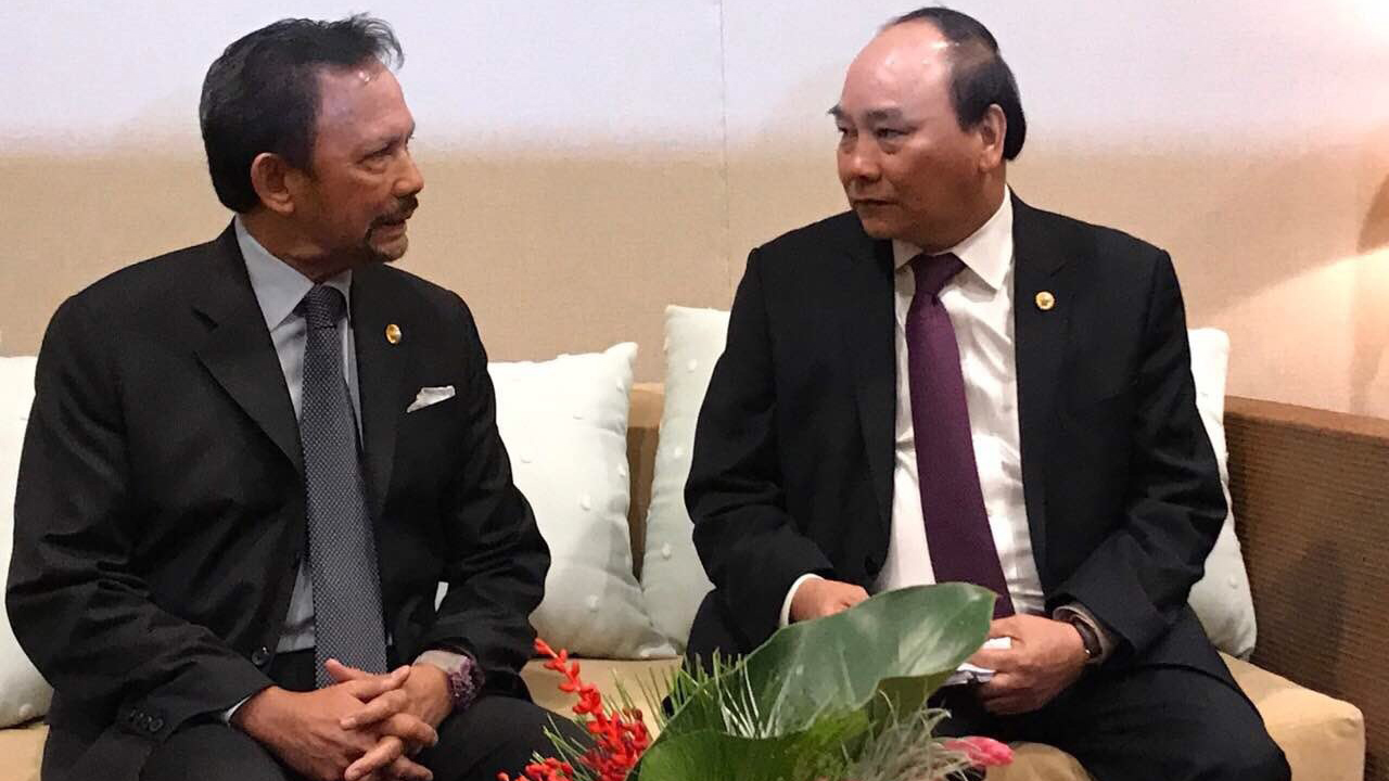 Thủ tướng Nguyễn Xuân Phúc gặp song phương Quốc vương Brunei Sultan Haji Hassanal Bolkiah bên lề Hội nghị cấp cao ASEAN lần 30 tại Manila sáng 29-4. Ảnh: CTV